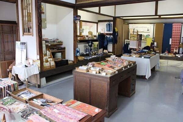 織物参考館 紫 博物館 日本一大きい手織り機 織物体験 桐生市
