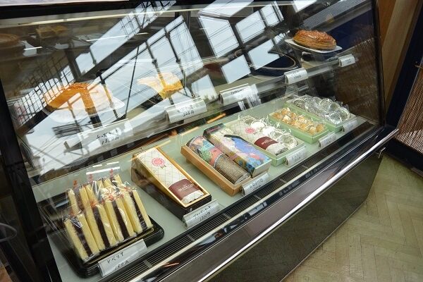 ショーケースの中にあるギフト用菓子　アイスまんじゅう　桐生市　シロフジ製パン所