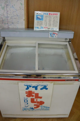 店の奥にあるアイスケース　アイスまんじゅう　桐生市　シロフジ製パン所