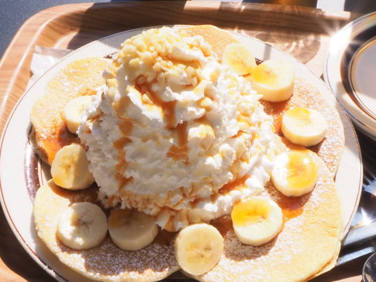 Eggs ‘n Things　バナナ、ホイップクリームとマカダミアナッツ