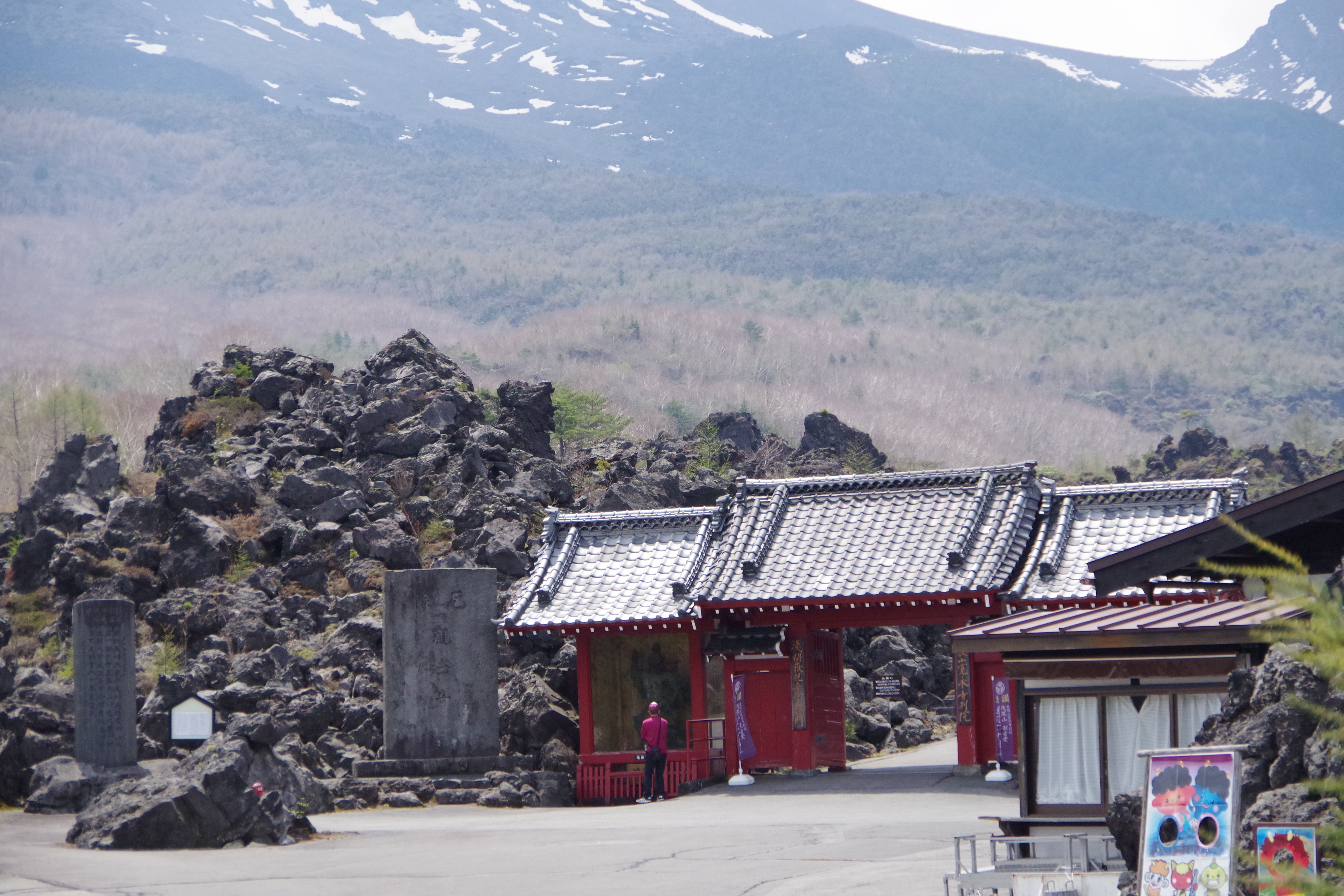 軽井沢近くに広がる異世界 浅間山の溶岩が織りなす群馬鬼押出し園