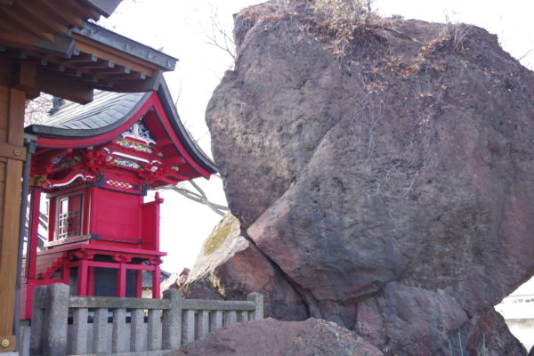 岩神稲荷神社　岩神の飛石近くで見たところ