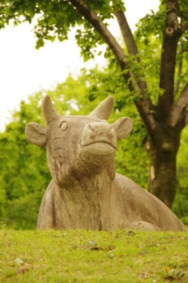 山上城跡公園　牛の像