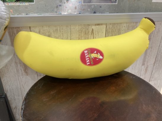 店頭に置かれた大きなバナナ　バナナスタンド　高崎　イーサイト