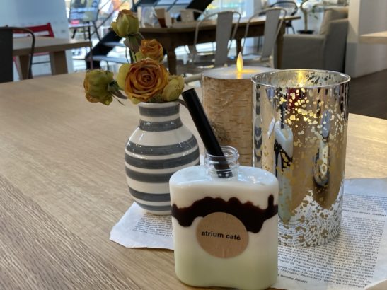 テーブルの上のおしゃれなボトル入りの抹茶ラテ　アトリウムカフェ　エイトリアムカフェ　高崎