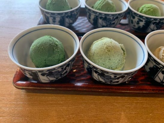 抹茶の緑が美しいジェラート　茶フェ　ちゃきち　富岡市