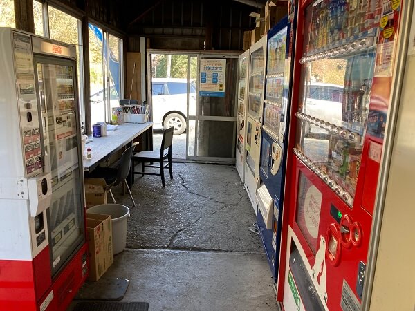 群馬県みどり市東町 丸美屋自販機コーナー レトロ自販機 オモウマい店