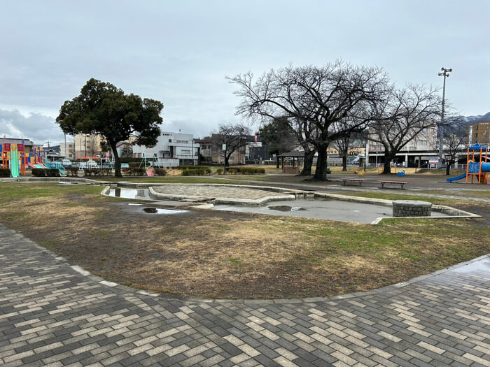 群馬県渋川市石原 駅前児童公園 写真 水遊び 駐車場 アクセス 行き方