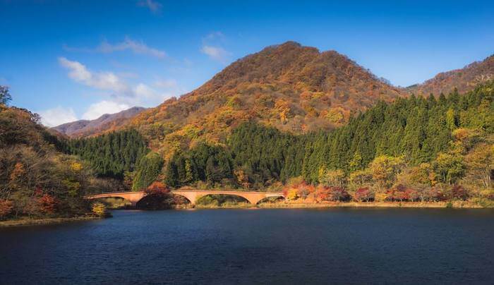 群馬県 湖 おすすめ 秘境 エメラルドグリーン