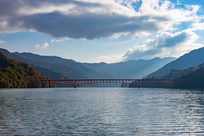 群馬県 湖 おすすめ 秘境 エメラルドグリーン