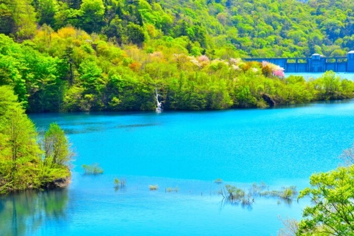 群馬県 湖 おすすめ 秘境 エメラルドグリーン