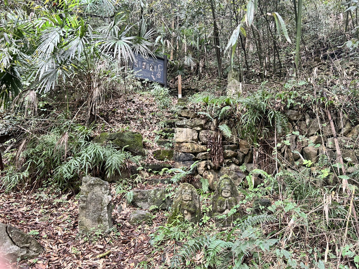 長厳寺 磨崖仏 大仏 B級スポット 珍スポット 群馬県甘楽郡甘楽町小幡1926 アクセス 行き方 駐車場 トイレ